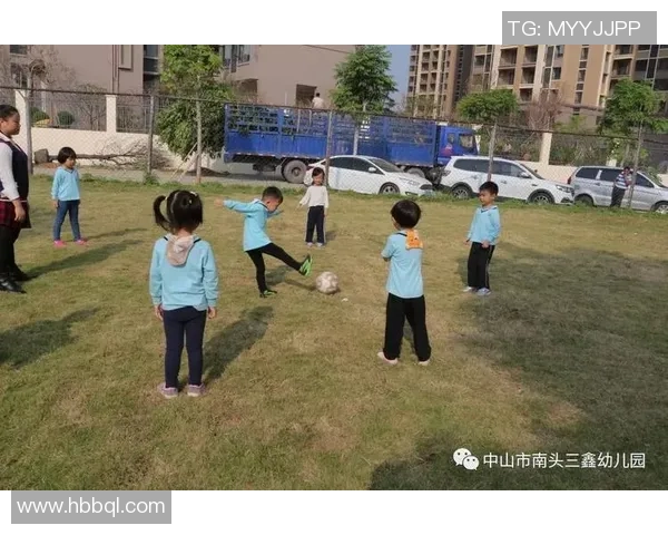 亲子共舞足球宝贝操乐享亲子时光培养孩子运动兴趣与团队精神
